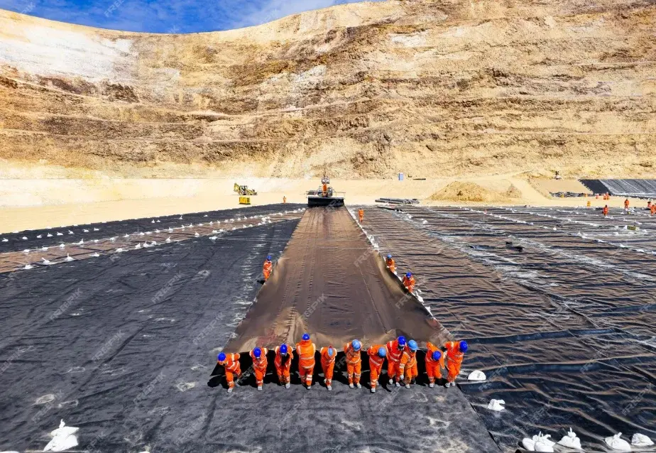 Instalación de geomembrana HDPE en reservorio
